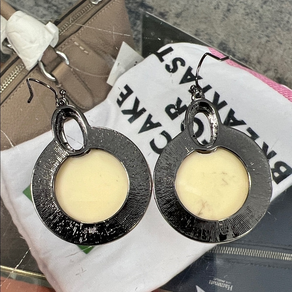 Vintage Chic marbled Cream and Silver tone Earrings - Picture 2 of 2
